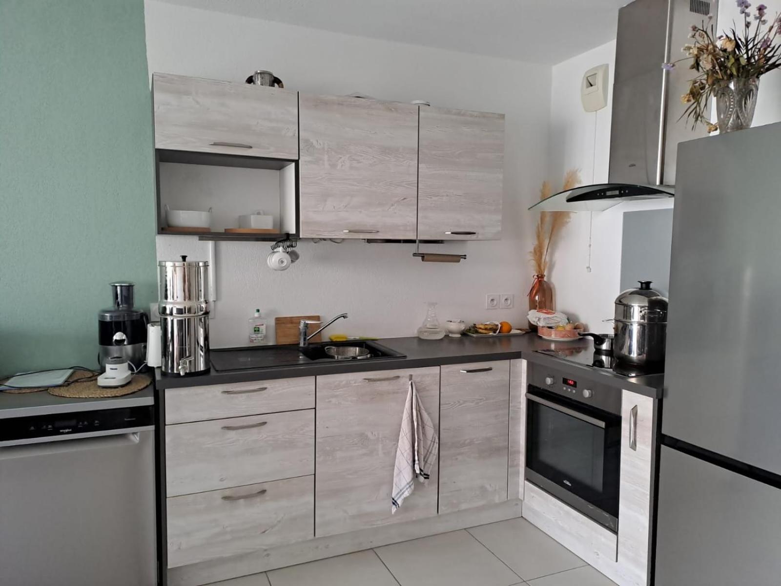 Appartement T2 Avec Terrasse, 5 Min De La Plage Frejus Exterior photo